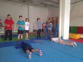 GYMNASTICKÉ TRÉNINGY UŽ ABSOLVUJÚ MLADŠÍ ŽIACI